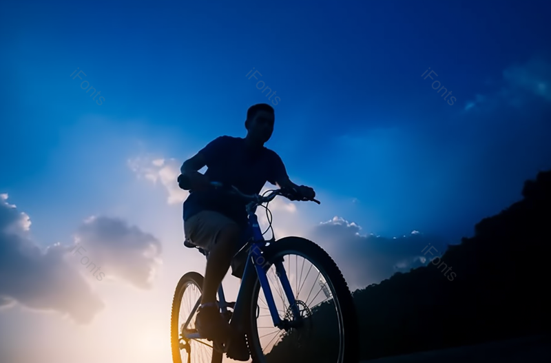 蓝天下一个运动员载岩石山骑自行车,高清,摄影图,摄影图片,图片大全,摄影图免费下载